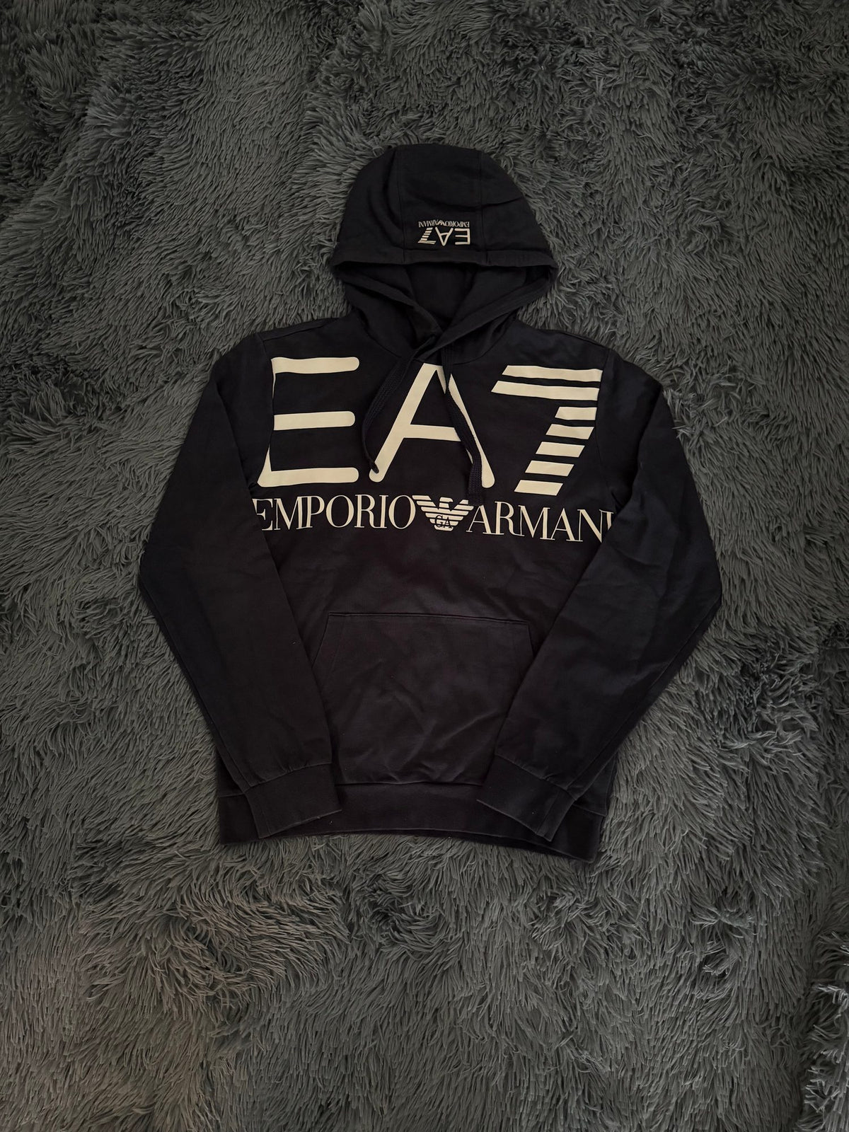 Φούτερ EA7 με κουκούλα Emporio Armani σκούρο μπλε, μπροστινή όψη, καλή κατάσταση