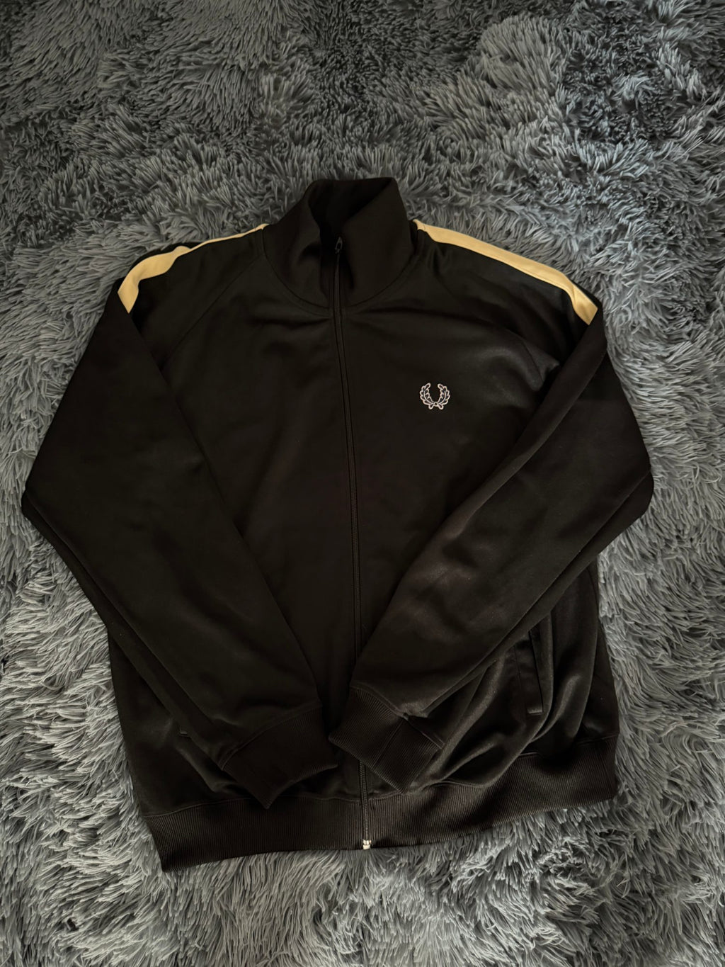 Ζακέτα φόρμας Fred Perry μαύρη, μπροστινή όψη, άριστη κατάσταση