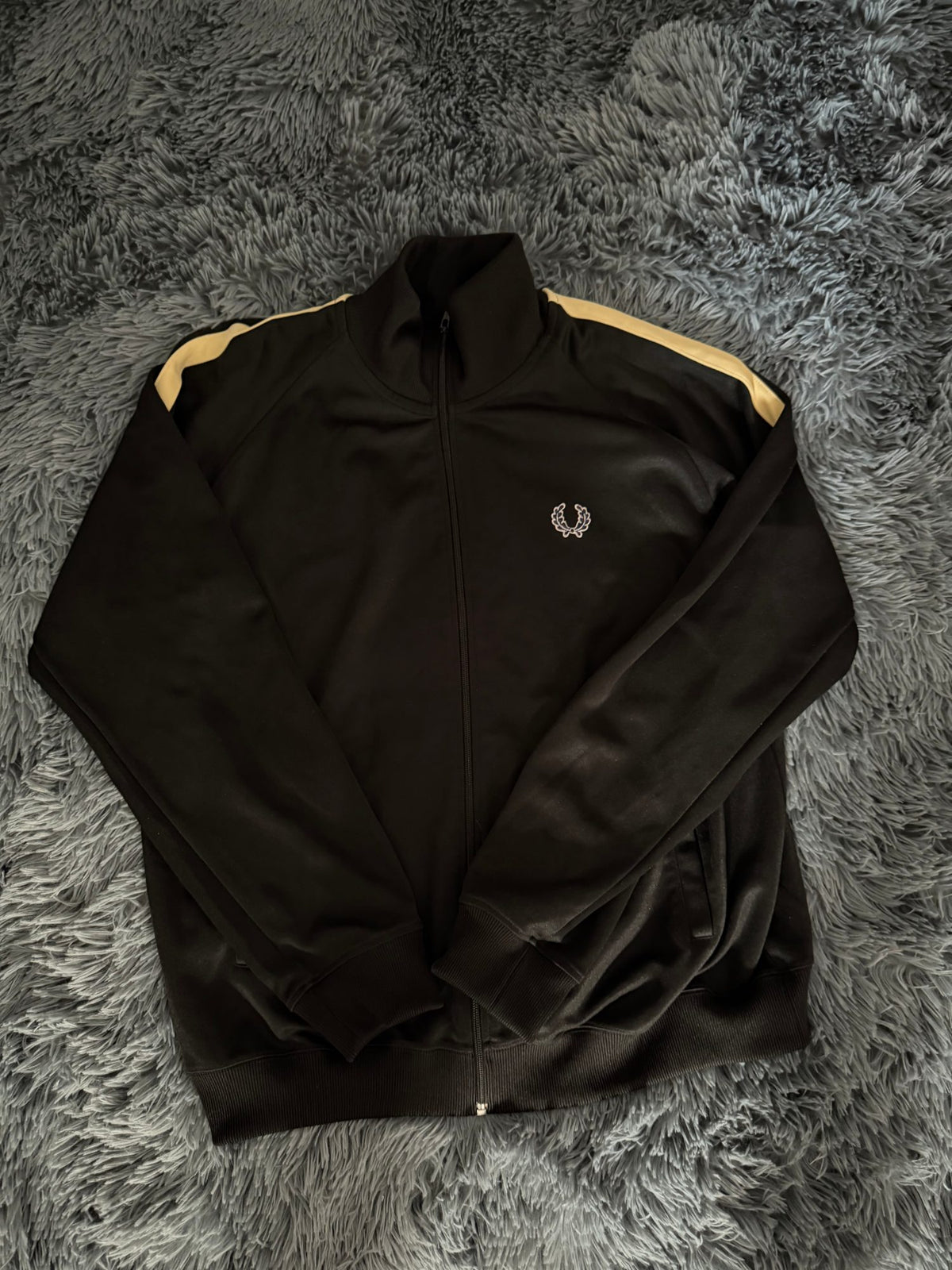 Ζακέτα φόρμας Fred Perry μαύρη, μπροστινή όψη, άριστη κατάσταση