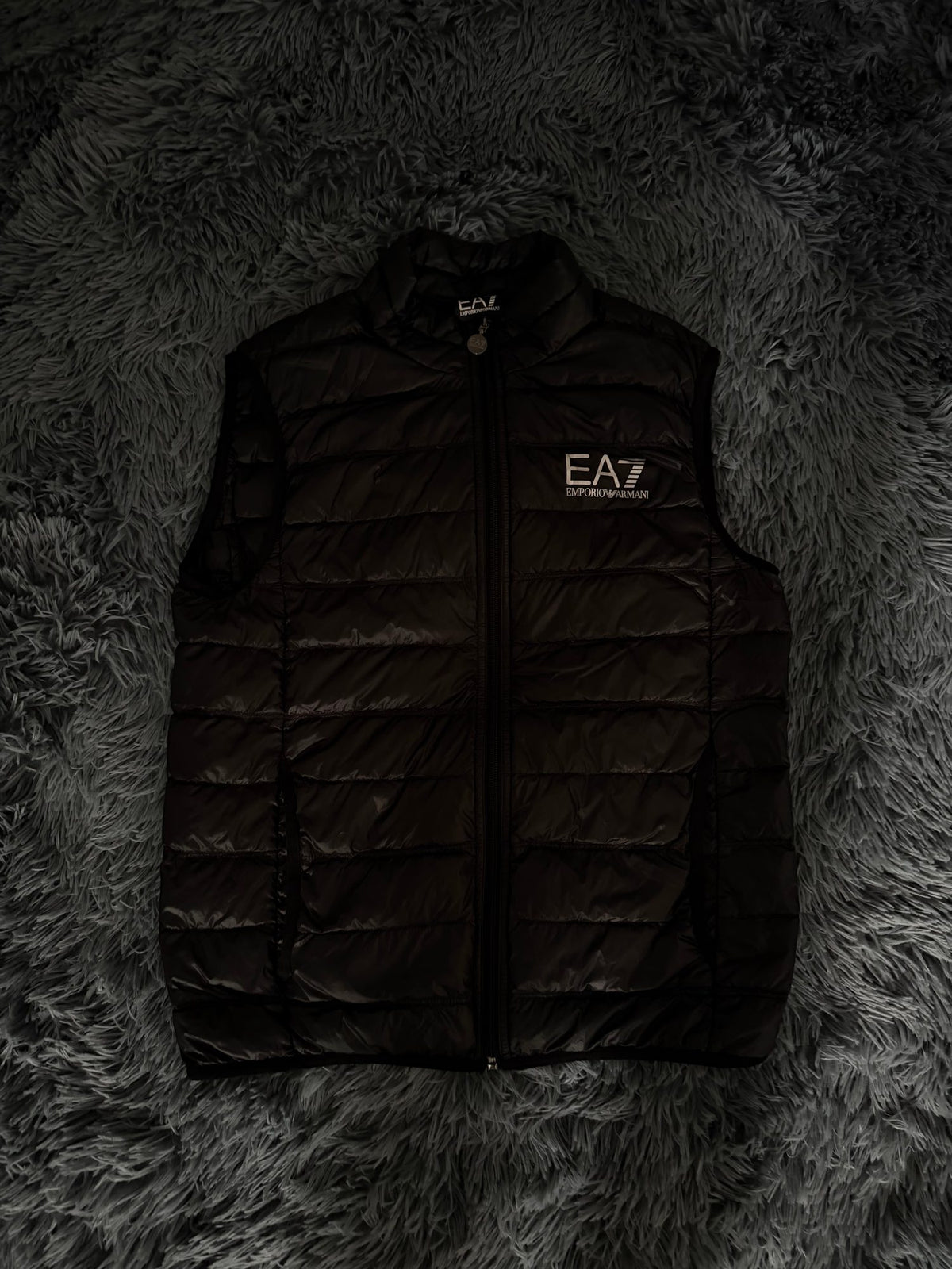 Αμάνικο EA7 μπουφάν puffer Emporio Armani μαύρο, μπροστινή όψη, άριστη κατάσταση