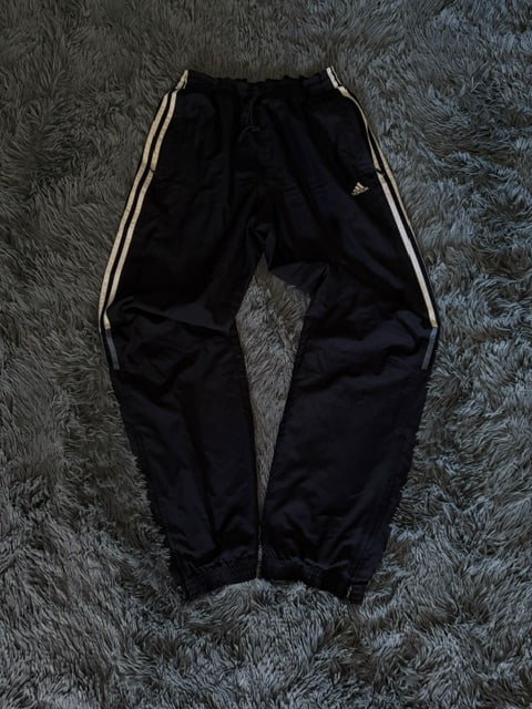 Παντελόνι φόρμας Adidas μαύρο με λευκές ρίγες, μπροστινή όψη, καλή κατάσταση