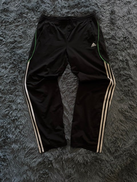Παντελόνι φόρμας Adidas μαύρο με πράσινες ρίγες, μπροστινή όψη, άριστη κατάσταση