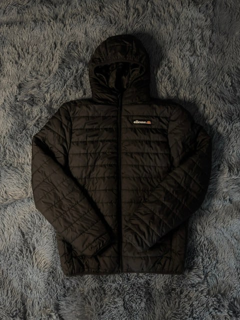 Μπουφάν puffer Ellesse μαύρο με κουκούλα, μπροστινή όψη, άριστη κατάσταση