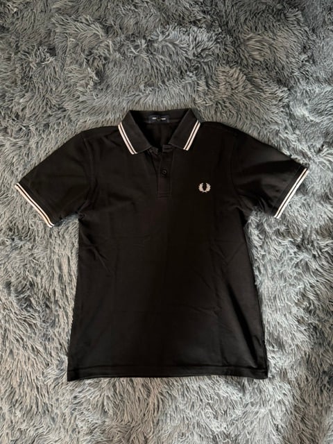 Μπλούζα polo Fred Perry μαύρη, μπροστινή όψη, άριστη κατάσταση