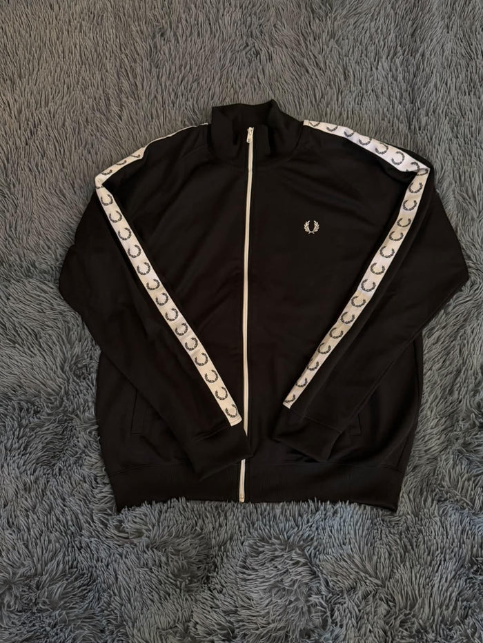 Ζακέτα φόρμας Fred Perry μαύρη με λευκές ταινίες, μπροστινή όψη, άριστη κατάσταση