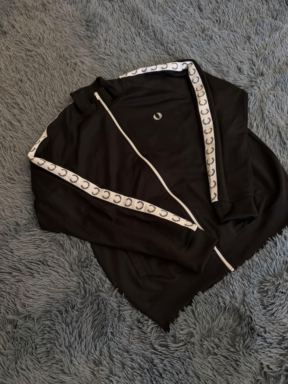 Ζακέτα φόρμας Fred Perry μαύρη με λευκές ταινίες, φωτογραφία 2
